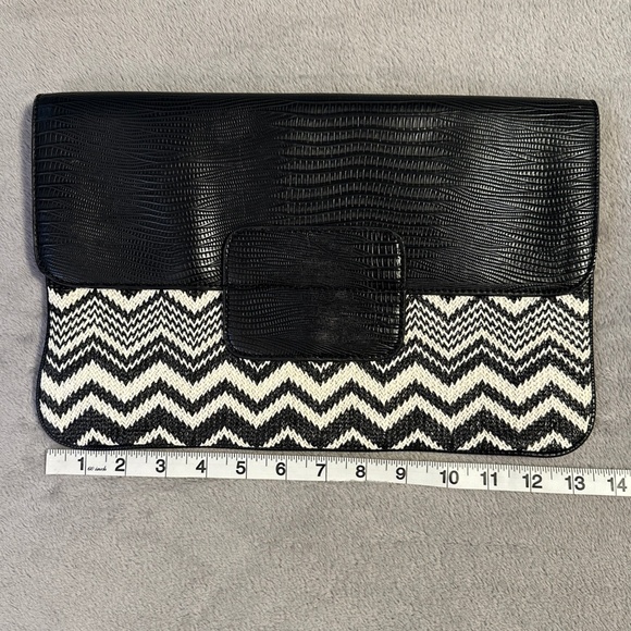 BCBG Max Azria Black & White Chevron Woven Clutch Faux Leather Party Purse Y2K - Picture 1 of 8
